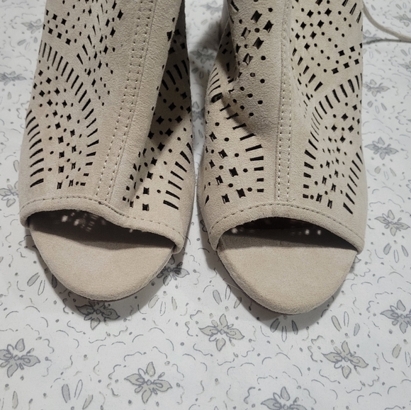 Bonnibel Cutout Peep Toe Heels - Picture 6 of 7